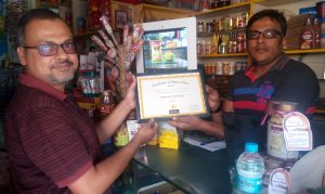Mr. Kailash Aaditya, Aaditya Mart (right) receiving the award from Mr. Kalyan from BeWo.