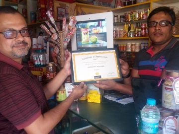 Mr. Kailash Aaditya, Aaditya Mart (right) receiving the award from Mr. Kalyan from BeWo.